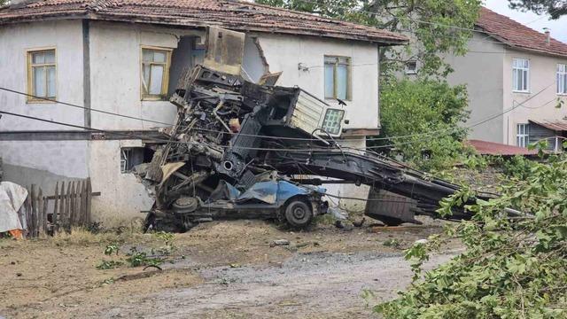 Karabük-Bartın yolunda feci kaza: Tır devrildi, 2 kişi hayatını kaybetti 3