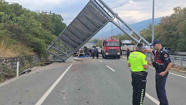 Karabük-Bartın yolunda feci kaza: Tır devrildi, 2 kişi hayatını kaybetti 2