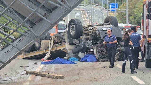 Karabük-Bartın yolunda feci kaza: Tır devrildi, 2 kişi hayatını kaybetti 1