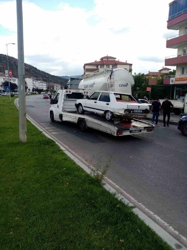 Nallıhan’da tır 2 otomobile çarptı: Yaralılar var 5
