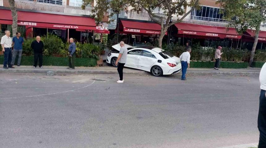 Nallıhan&rsquo;da tır 2 otomobile &ccedil;arptı: Yaralılar var