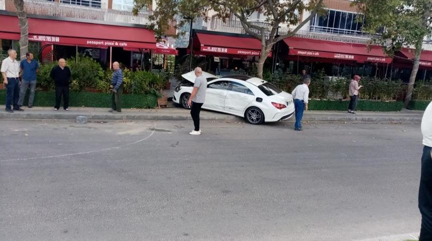 Nallıhan&rsquo;da tır 2 otomobile &ccedil;arptı: Yaralılar var