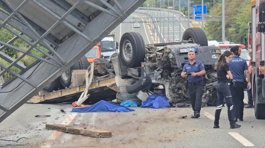 Karab&uuml;k-Bartın yolunda feci kaza: Tır devrildi, 2 kişi hayatını kaybetti