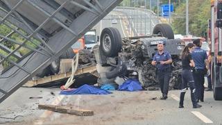 Karabük-Bartın yolunda feci kaza: Tır devrildi, 2 kişi hayatını kaybetti