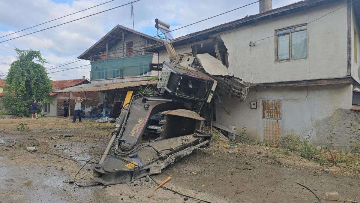 Karab&uuml;k-Bartın yolunda feci kaza: Tır devrildi, 2 kişi hayatını kaybetti 3