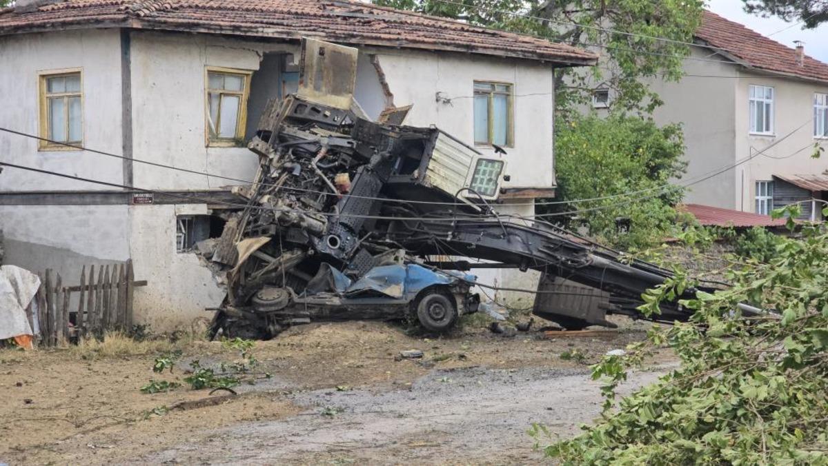 Karab&uuml;k-Bartın yolunda feci kaza: Tır devrildi, 2 kişi hayatını kaybetti 5