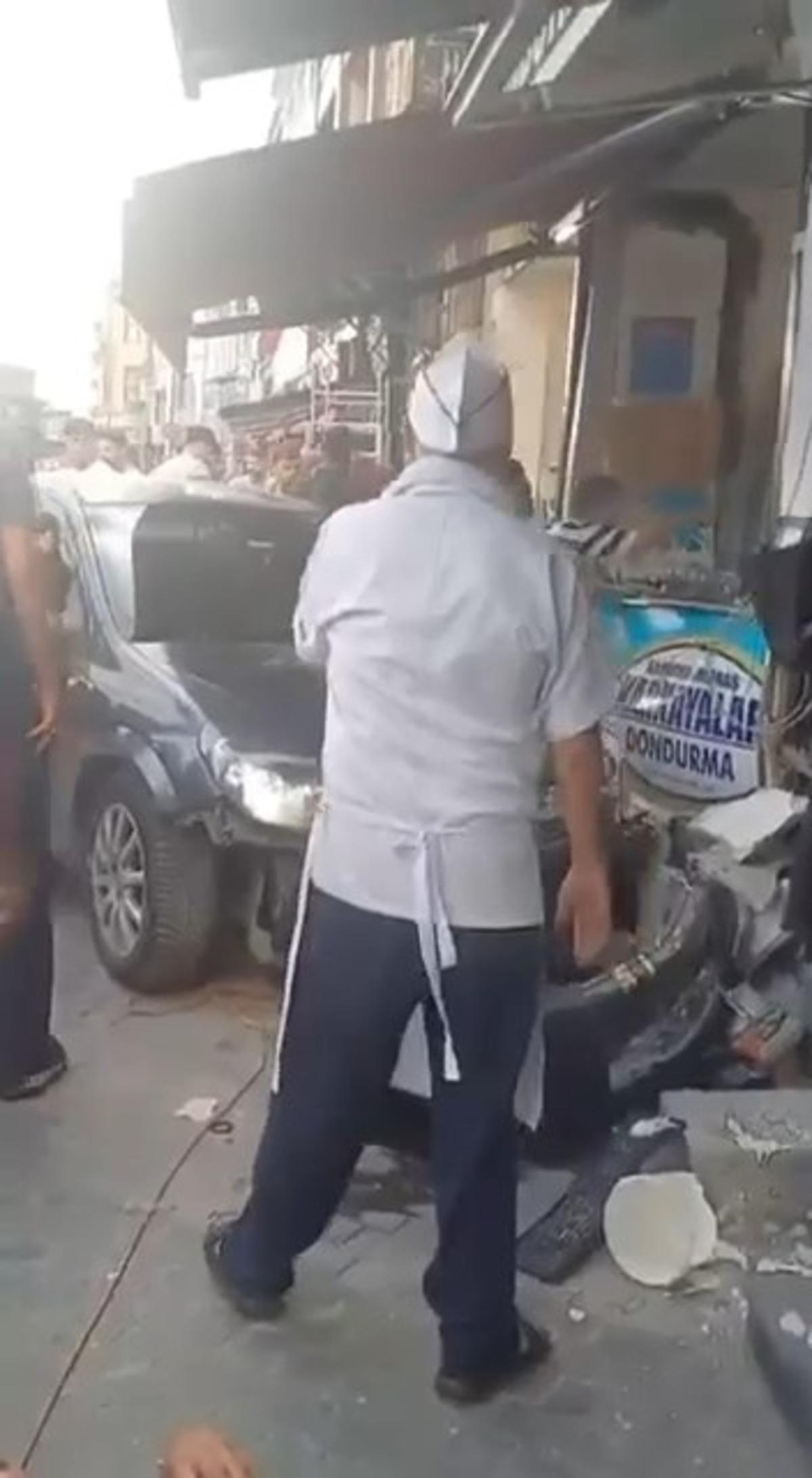 İstanbul da otomobil yayaların arasına daldı! Yaralılar var 3