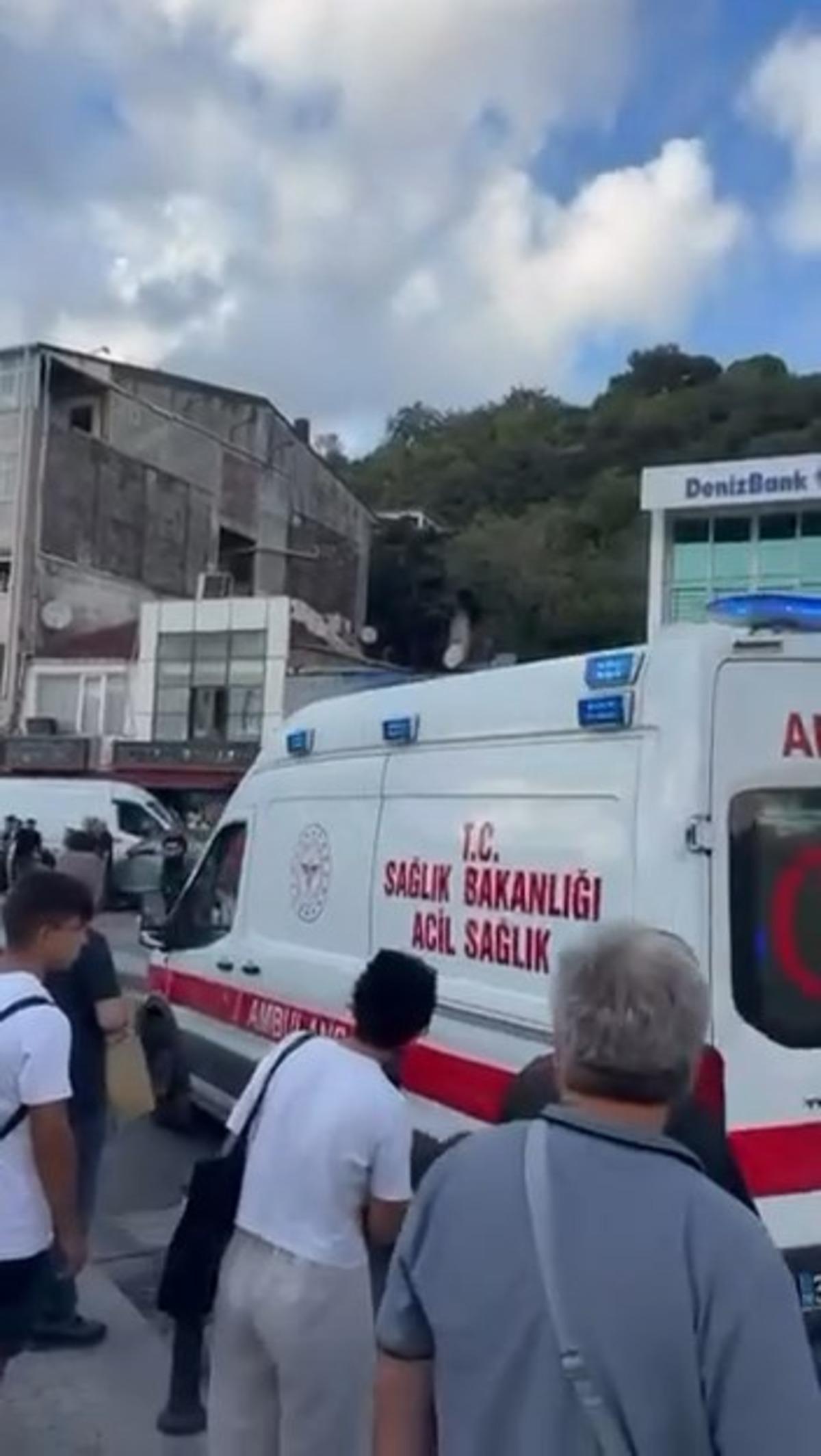 İstanbul da otomobil yayaların arasına daldı! Yaralılar var 1