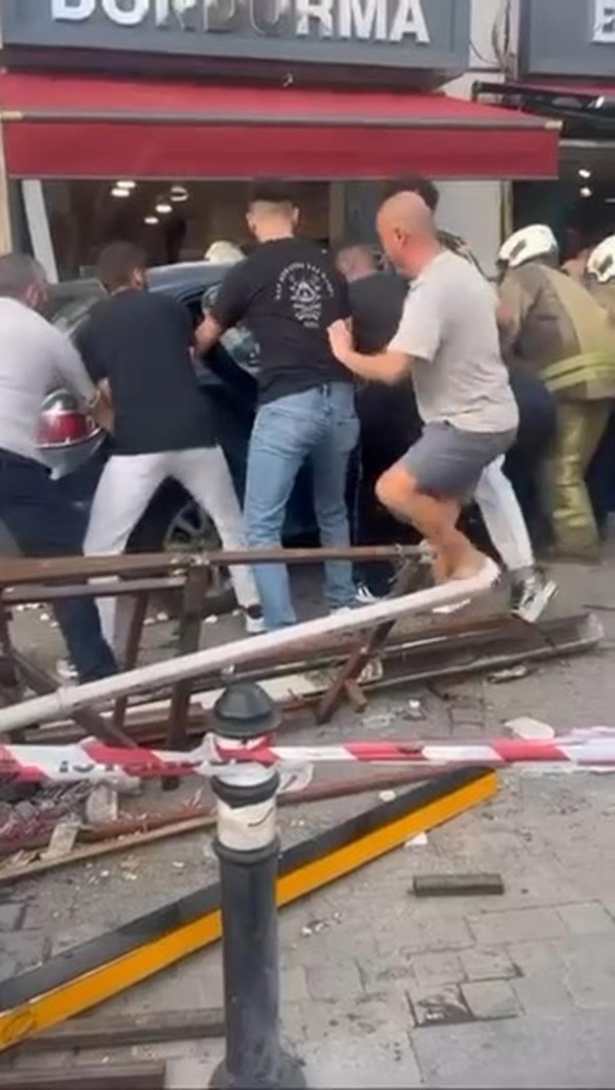İstanbul da otomobil yayaların arasına daldı! Yaralılar var 2