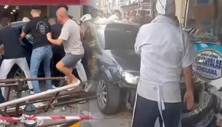 İstanbul'da otomobil yayaların arasına daldı! Yaralılar var