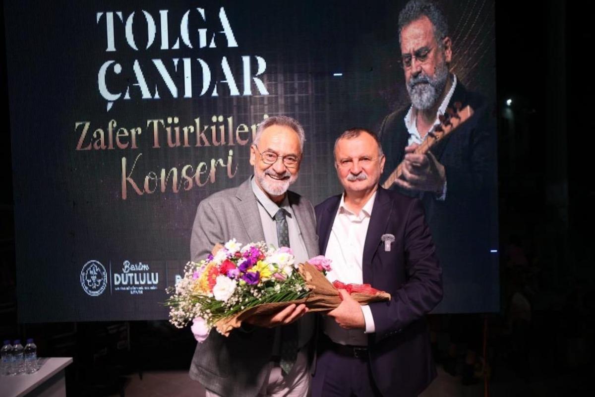Yunusemre’de 30 Ağustos coşkusu Tolga Çandar’ın türküleriyle taçlandı 2