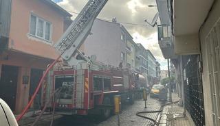 Uşak'ta iki katlı binanın &ccedil;atı katında &ccedil;ıkan yangın s&ouml;nd&uuml;r&uuml;ld&uuml;