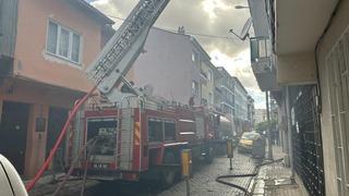 Uşak'ta iki katlı binanın çatı katında çıkan yangın söndürüldü