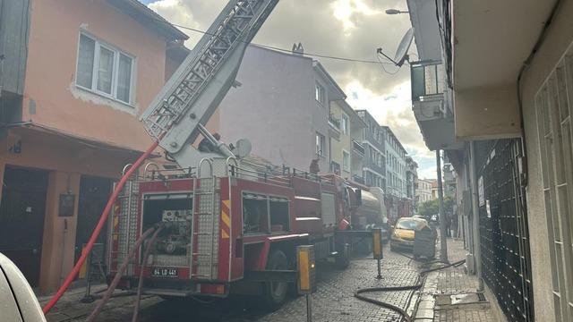 Uşak'ta iki katlı binanın çatı katında çıkan yangın söndürüldü
