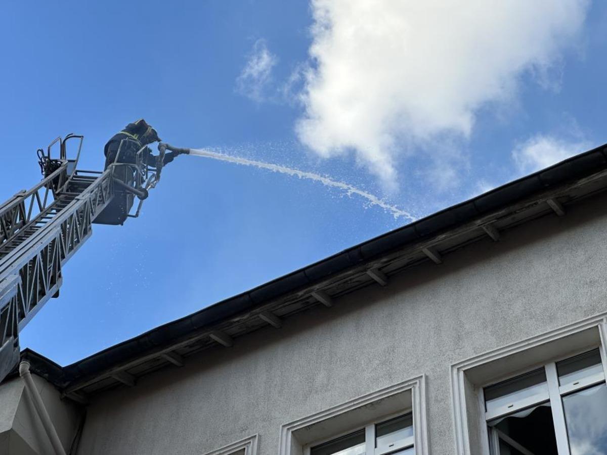 Uşak ta iki katlı binanın çatı katında çıkan yangın söndürüldü 1
