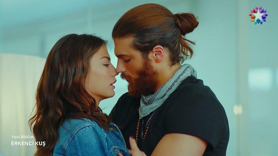 Erkenci Kuş oyuncuları Demet &Ouml;zdemir ve Can Yaman'ın dikkat &ccedil;eken kıyafetleri