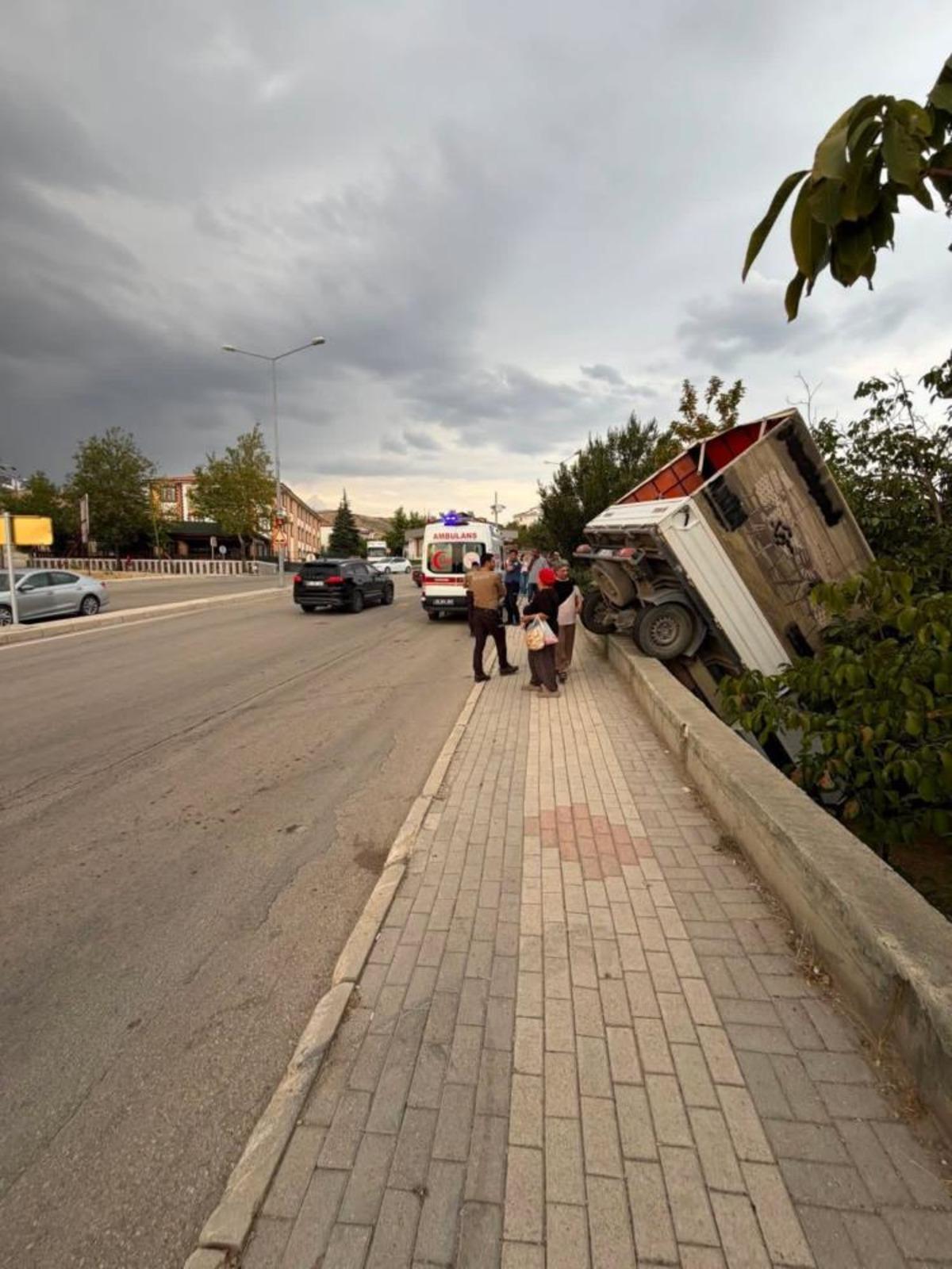 Elazığ da yoldan çıkan kamyonet bahçeye uçtu: 1 yaralı 1