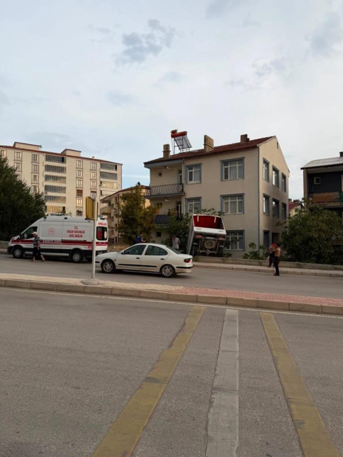 Elazığ da yoldan çıkan kamyonet bahçeye uçtu: 1 yaralı 2