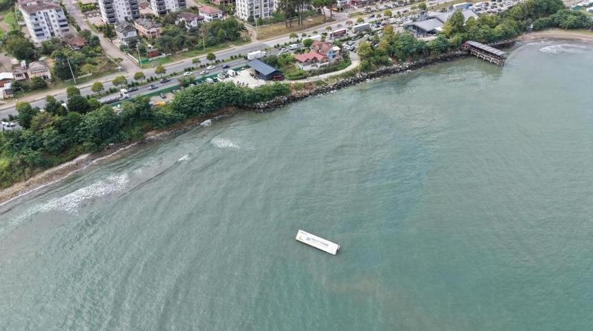 Fatsa'da denizde s&uuml;r&uuml;klenen konteyner paniğe yol a&ccedil;tı