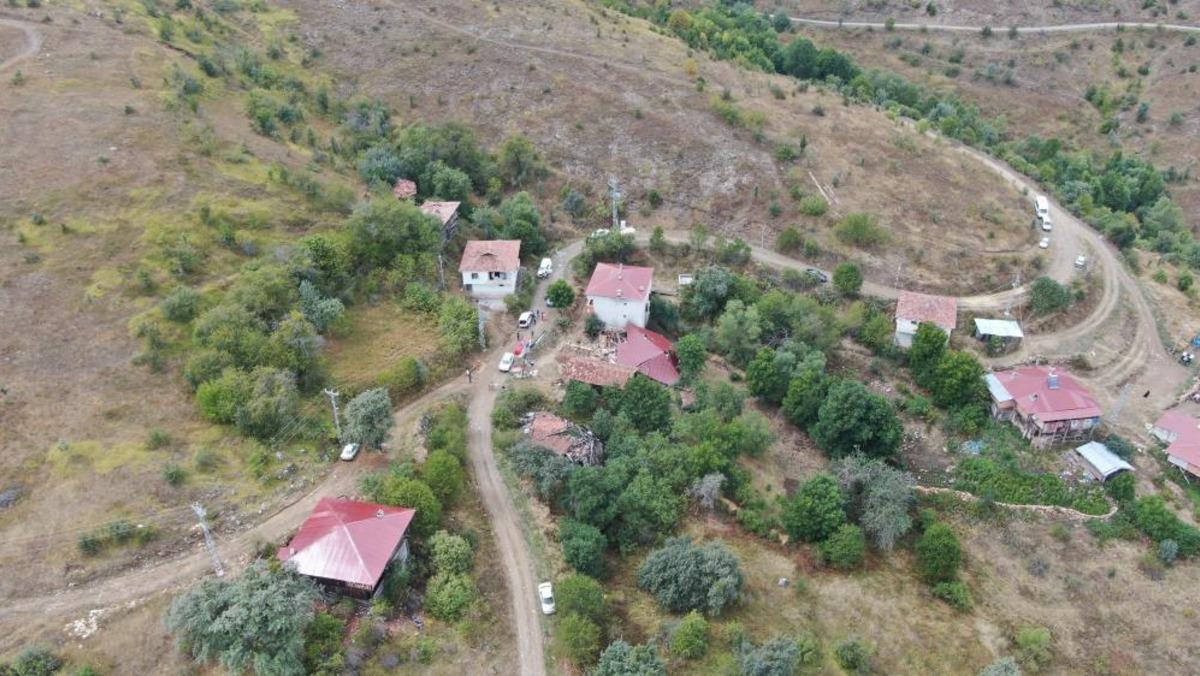 Kastamonu da tadilat yapılan k&ouml;y evi &ccedil;&ouml;kt&uuml;, i&ccedil;eride mahsur kalarak yaralanan 5 kişi kurtarıldı 4