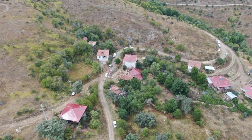 Kastamonu'da tadilat yapılan k&ouml;y evi &ccedil;&ouml;kt&uuml;, i&ccedil;eride mahsur kalarak yaralanan 5 kişi kurtarıldı