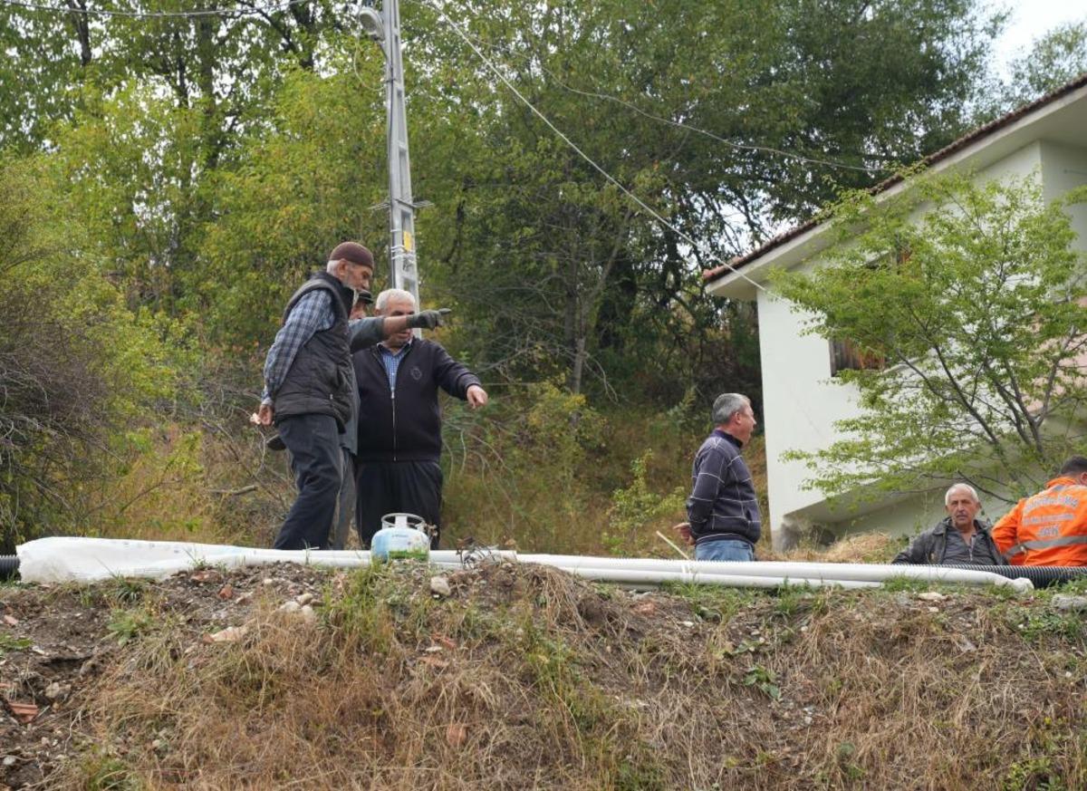 Kastamonu da tadilat yapılan k&ouml;y evi &ccedil;&ouml;kt&uuml;, i&ccedil;eride mahsur kalarak yaralanan 5 kişi kurtarıldı 3