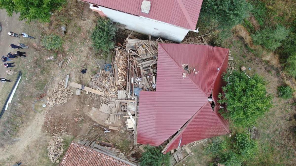 Kastamonu da tadilat yapılan k&ouml;y evi &ccedil;&ouml;kt&uuml;, i&ccedil;eride mahsur kalarak yaralanan 5 kişi kurtarıldı 1