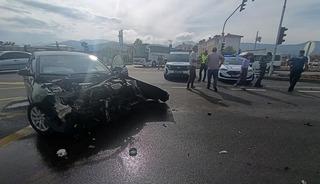 Gaziantep'te 2 otomobil kavşakta &ccedil;arpıştı