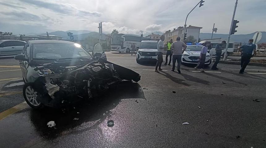 Gaziantep'te 2 otomobil kavşakta &ccedil;arpıştı