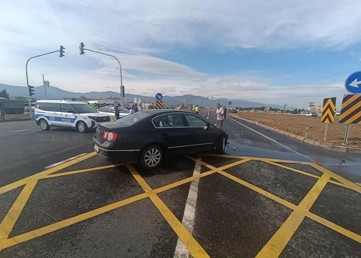 Gaziantep te 2 otomobil kavşakta &ccedil;arpıştı 2