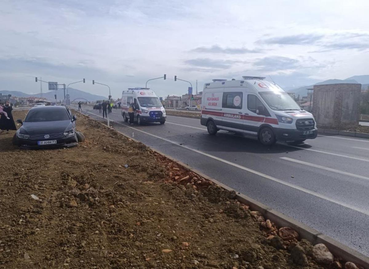 Gaziantep te 2 otomobil kavşakta &ccedil;arpıştı 1
