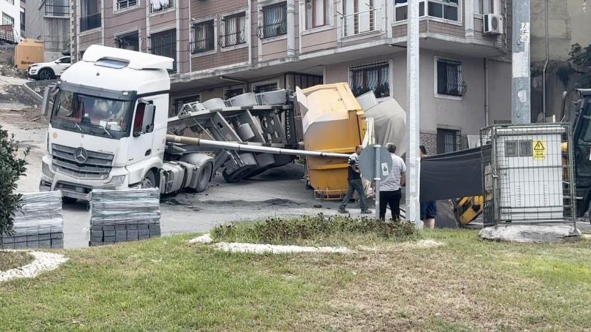 Kağıthane’de kum yüklü hafriyat kamyonunun dorsesi devrildi - Güncel Haberler