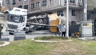 Kağıthane&rsquo;de kum y&uuml;kl&uuml; hafriyat kamyonunun dorsesi devrildi