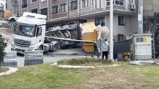 Kağıthane’de kum yüklü hafriyat kamyonunun dorsesi devrildi
