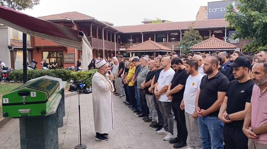 &Uuml;niversite hayali yarım kaldı: Arkadaşları tabutunu omuzladı