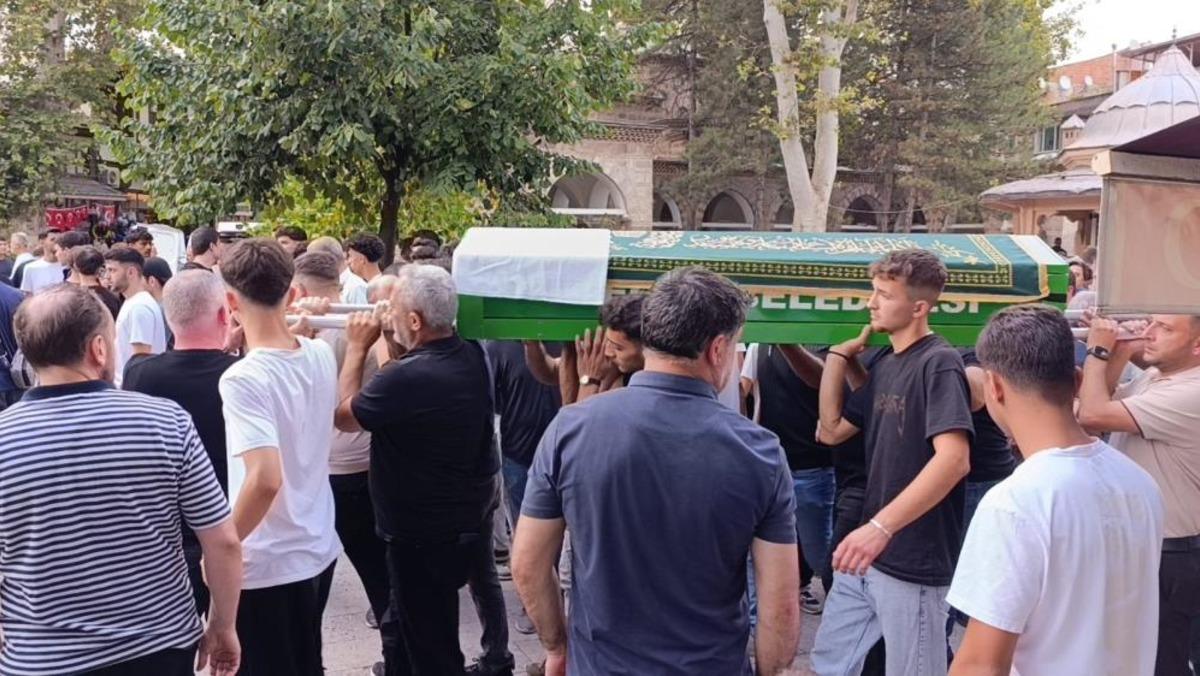Üniversite hayali yarım kaldı: Arkadaşları tabutunu omuzladı 1