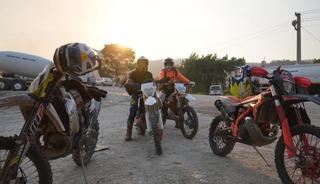 Motorlarını yarış i&ccedil;in değil ateş savaş&ccedil;ıları i&ccedil;in s&uuml;rd&uuml;ler