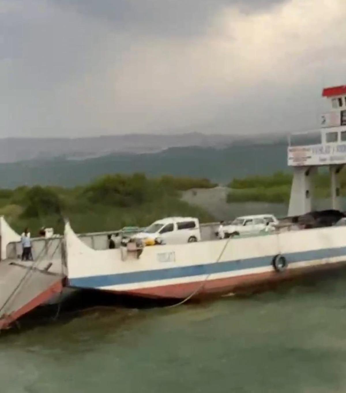 Fırtına feribotun iskeleyeye yanaşmasına izin vermedi 1