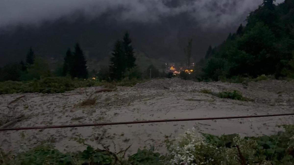 Trabzon'da aşırı yağış dereyi taşırdı, yol ulaşıma kapandı - Güncel Haberler