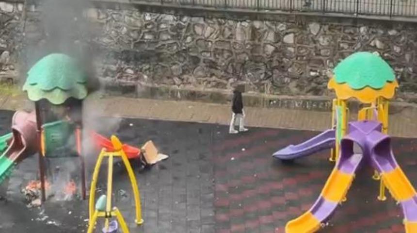 &Uuml;ş&uuml;d&uuml;klerini s&ouml;yleyen 3 &ccedil;ocuk, parkın kaydırağını ateşe verdi