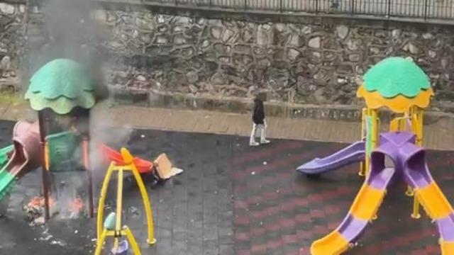 Üşüdüklerini söyleyen 3 çocuk, parkın kaydırağını ateşe verdi