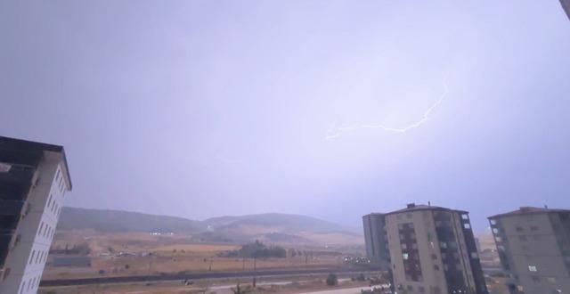 Gaziantep&rsquo;te &lsquo;şimşek fırtınası&rsquo; geceyi g&uuml;nd&uuml;ze &ccedil;evirdi 3