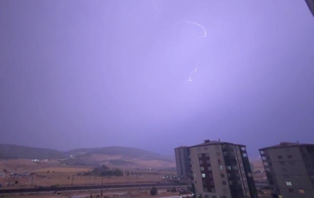 Gaziantep&rsquo;te &lsquo;şimşek fırtınası&rsquo; geceyi g&uuml;nd&uuml;ze &ccedil;evirdi 2