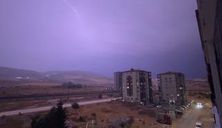 Gaziantep&rsquo;te &lsquo;şimşek fırtınası&rsquo; geceyi g&uuml;nd&uuml;ze &ccedil;evirdi