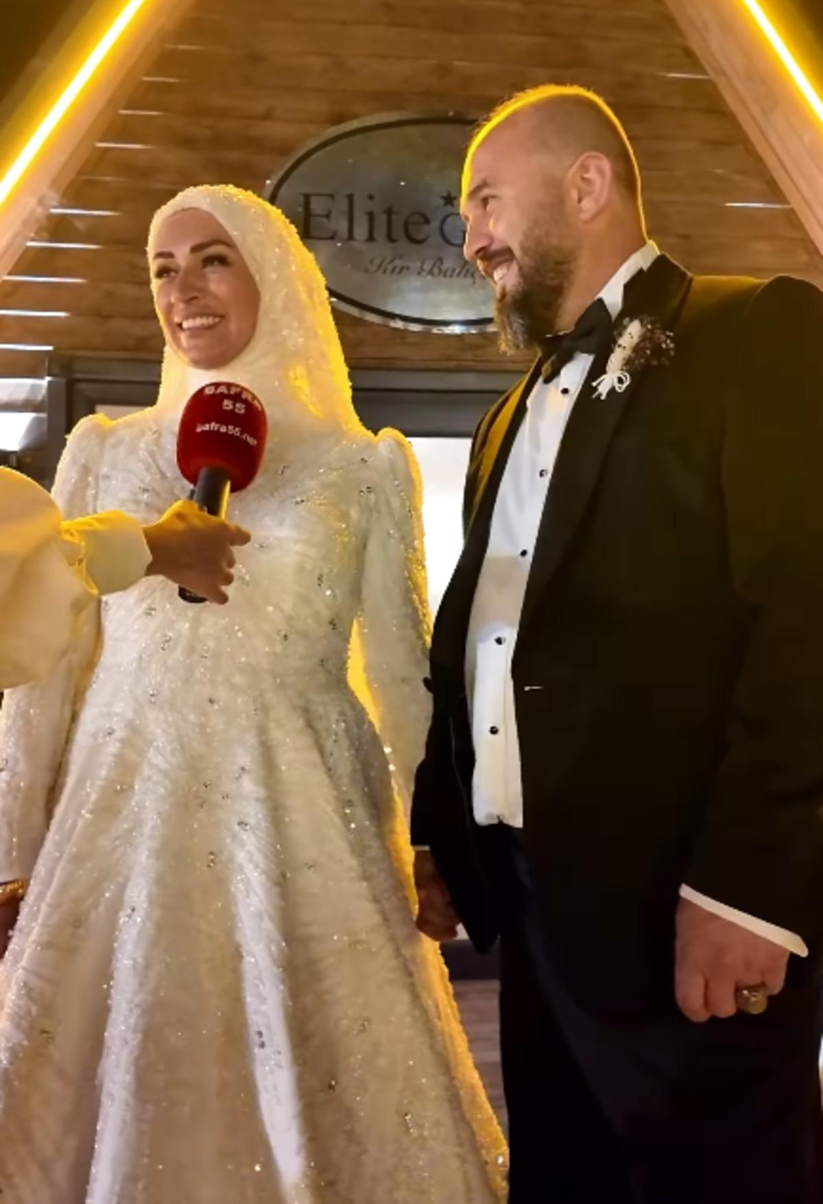 Burak &Ouml;z&ccedil;ivit kız kardeşinin d&uuml;ğ&uuml;n&uuml;ne gitmedi! Nedeni ortaya &ccedil;ıktı 3