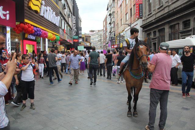 Akaryakıt istasyonuna at üstünde geldi