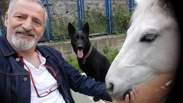 Akaryakıt istasyonuna at üstünde geldi