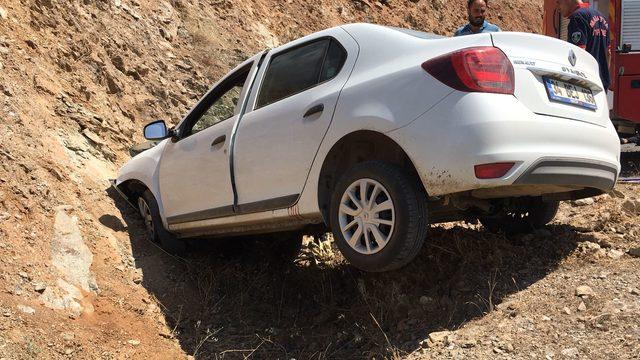 Pütürge'de otomobil toprak yığınına çarptı: 3 yaralı