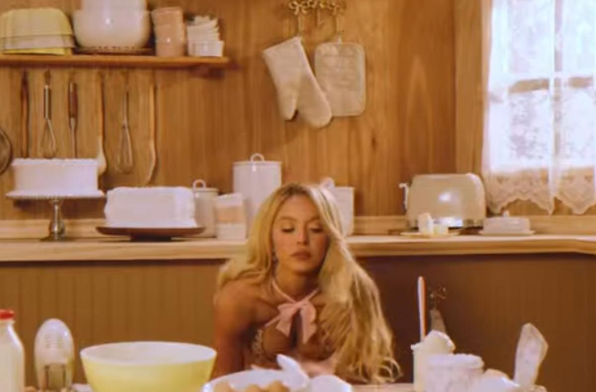 Sydney Sweeney den olay yaratan iç çamaşırı reklamı! 4