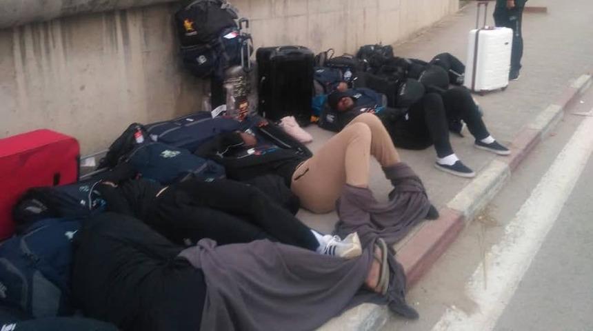 Zimbabve Rugby Milli Takımı otellerin k&ouml;t&uuml; olması nedeniyle sokakta yattı!